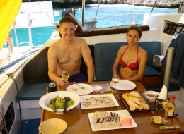 fast-auf-jedem-charter-serviert-Königsmakrele mit sesam kruste und sashimi und carpaccio