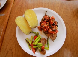 Frischgefangene Königsmakrelen steak mit mediteraner sauce spargel pilze und gebackene kartoffeln