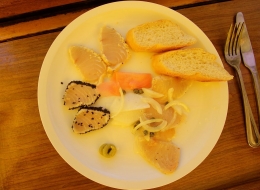 Königsmakrele mit sesam kruste und sashimi und carpaccio