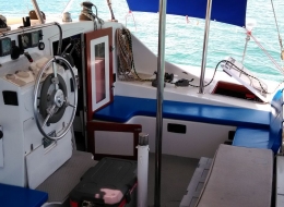 Katamaran Swift cockpit
