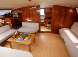 Im innern von Katamaran Nakamal - Segelyacht Phuket