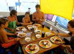 Gesundes Essen serviert an Bord Nakamal