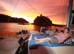 Nakamal Charter Yacht - Sonnenuntergang auf der Honey Island
