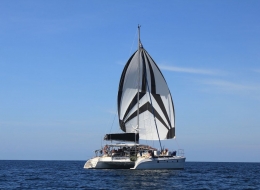 Katamaran Nakamal Spinnaker von hinten