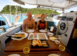 Essen mit Aussicht auf Katamaran Nakamal